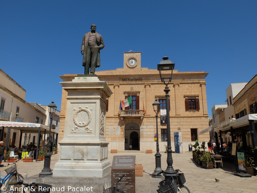 La statue du grand homme (Ignazio Florio) devant la mairie