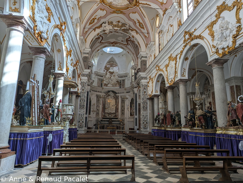 Les misteri de part et d'autre de la nef centrale de la Chiesa del Collegio