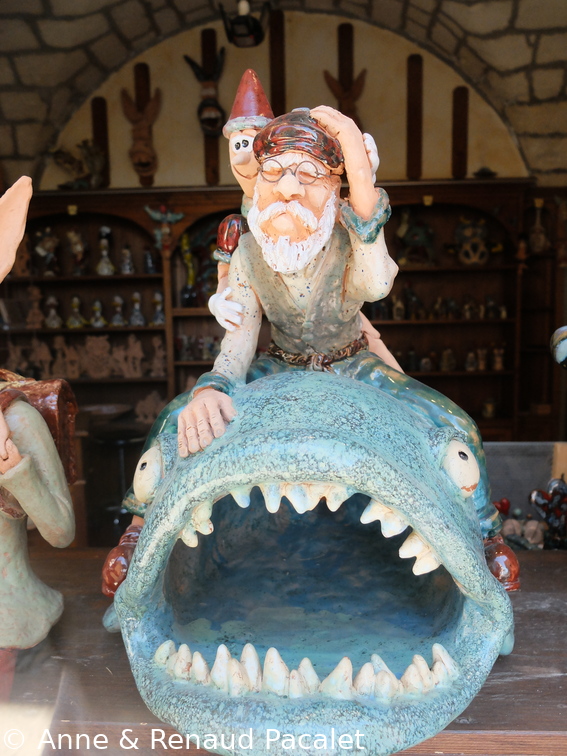 Pinocchio et Geppetto sur le dos de la baleine, céramique