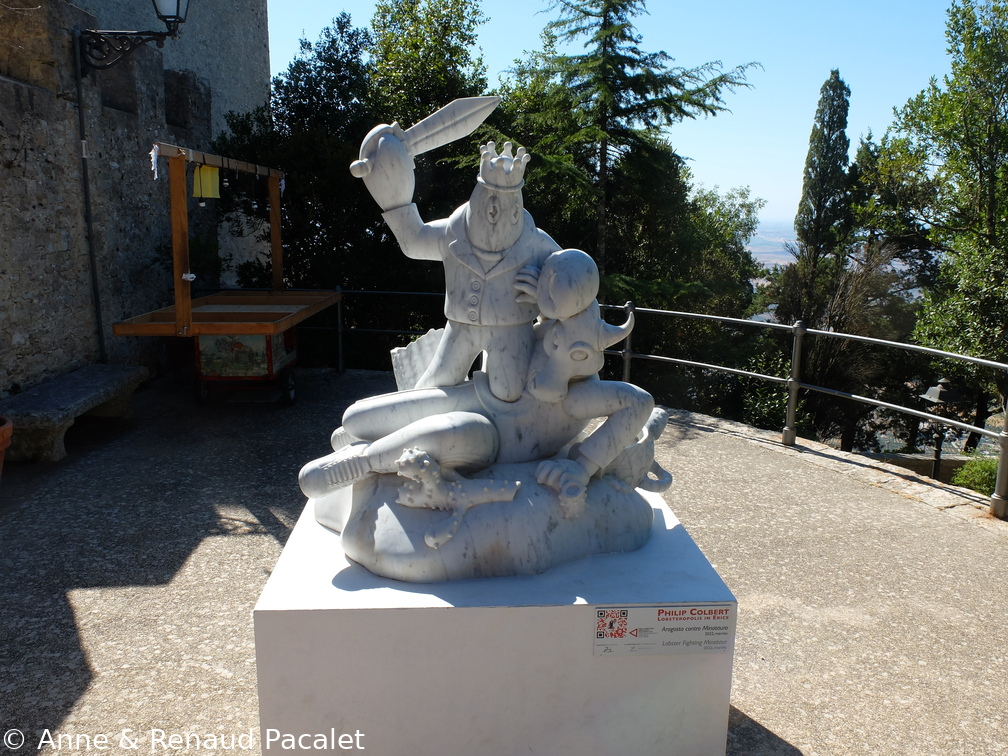 Sculpture en marbre de Philip Colbert : Aragosta contro Minotauro (la langouste contre le minotaure), 2022