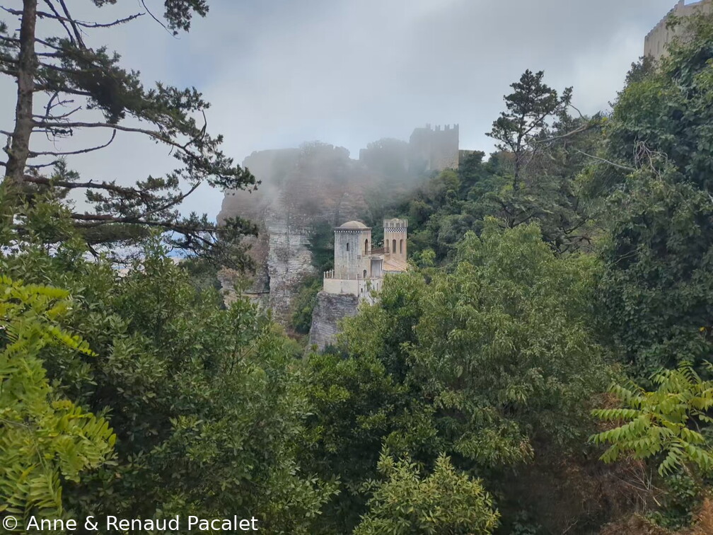 La Torretta Pepoli et le Castello di Venere dans la brume