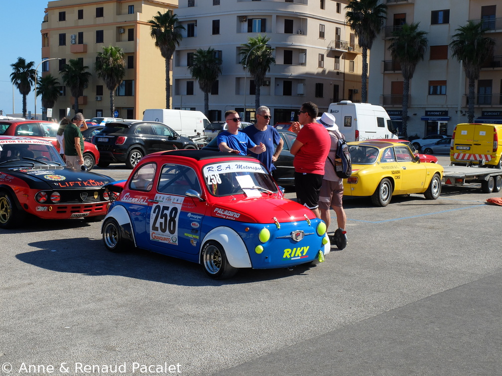 Une splendide Fiat 500 de course, au départ du rallye Monte Erice