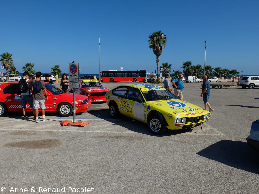 Les voitures candidates du rallye Monte Erice attendent le passage au contrôle