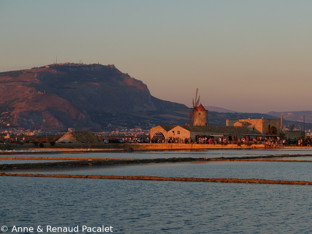 Le mont Éryx et Erice éclairés par le soleil couchant vus depuis la saline Alfano