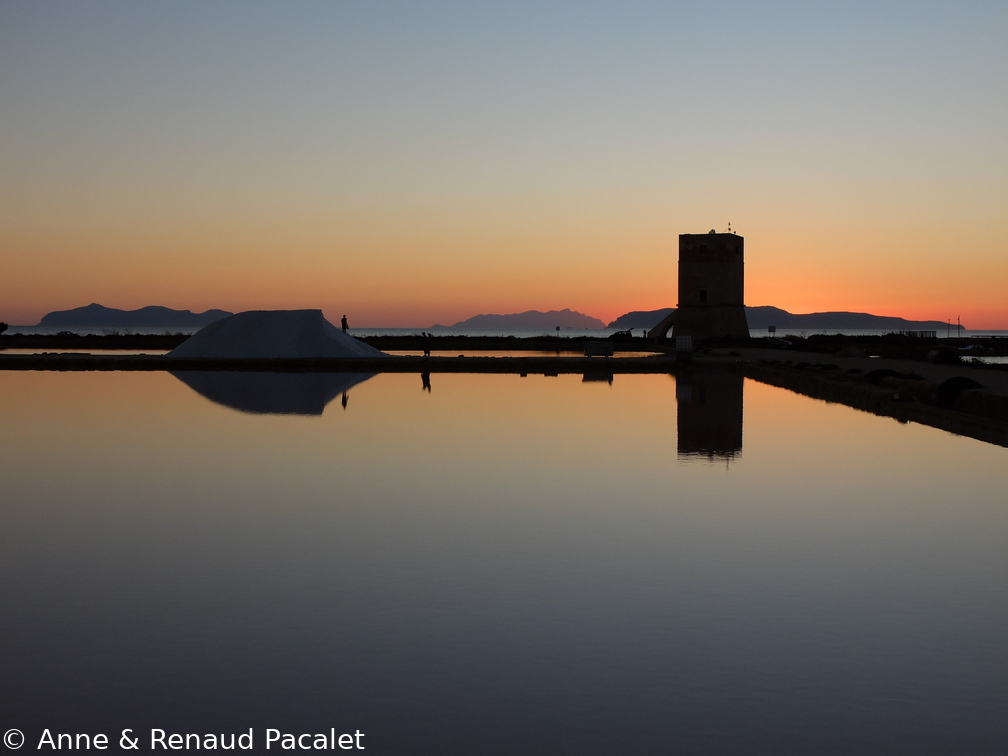 Coucher de soleil sur la saline Alfano avec les Égades en arrière plan (de gauche à droite Favignana, Marettimo et Levanzo)