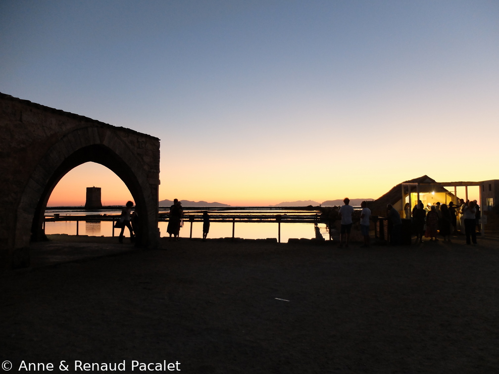 Derniers feux du soleil couchant sur la saline Alfano