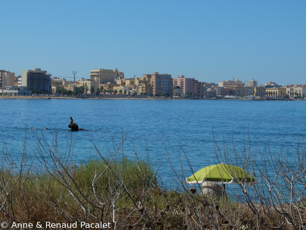 La côte nord de Trapani vue depuis la tonnara, avec petite sirène sur son rocher