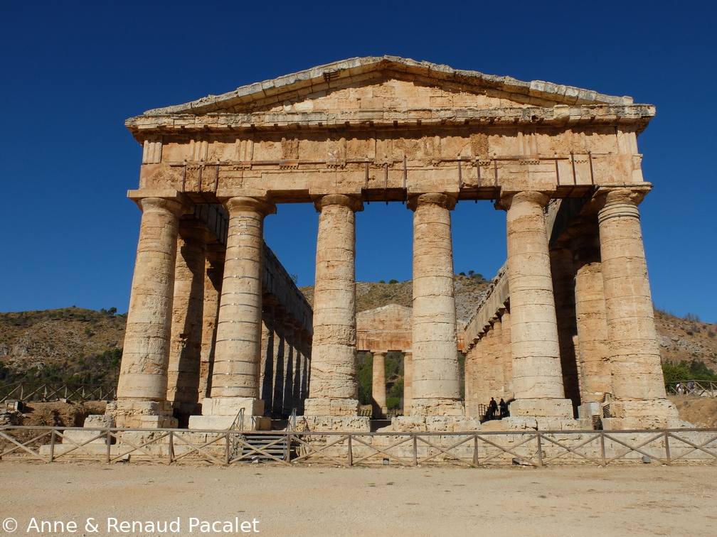 Un temple à 6 colonnes en façade et 14 sur les côtés