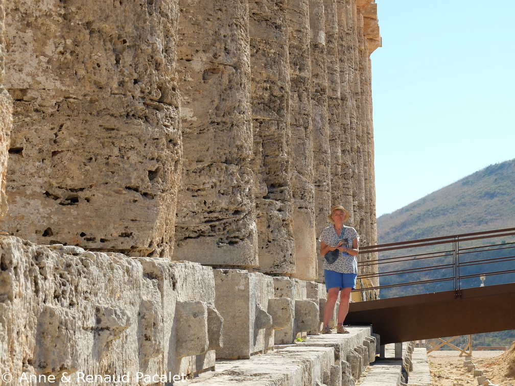 Les colonnes du temple, posées sur les pierres à tenons du crépidome