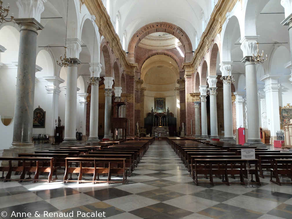 Nef centrale de la cathédrale avec l'orgue au fond du cœur