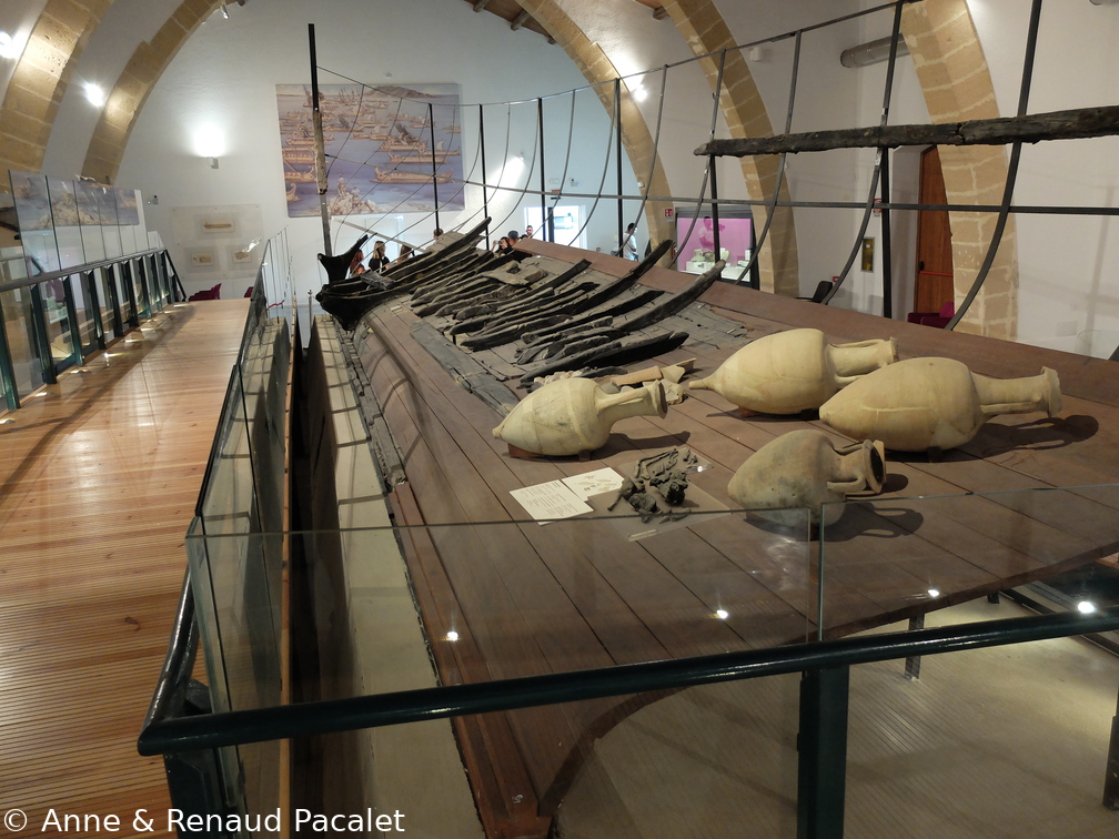 Restes d'un bateau phénicien-punique