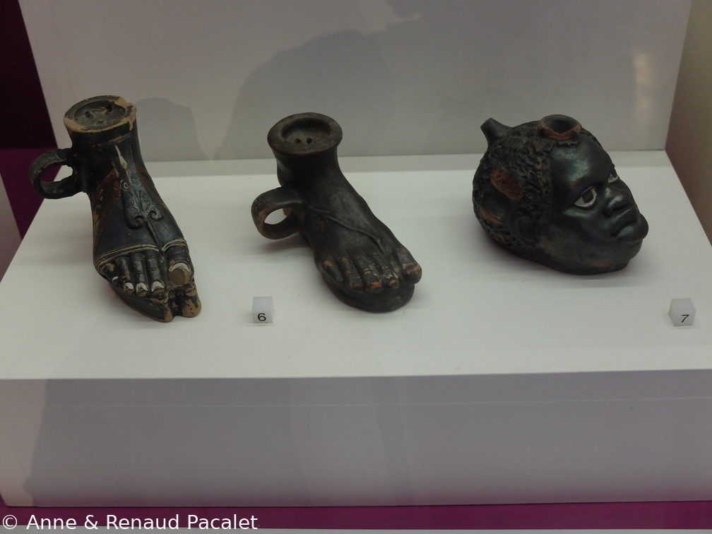 Trois guttus (sortes de cruches à bec fin), dont deux en forme de pied