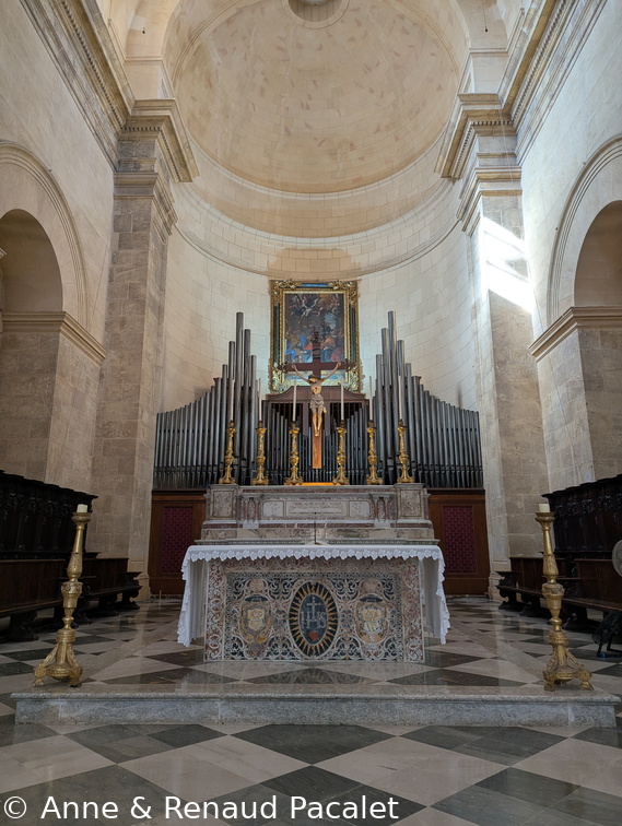 L'orgue derrière l'autel de la cathédrale